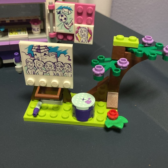 Lego friends building set 41332 Emma’s art stand - Picture 3 of 8